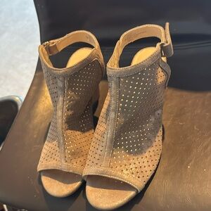 Isola Women's Tan With Littler Shimmer Peep-Toe Sandals/new